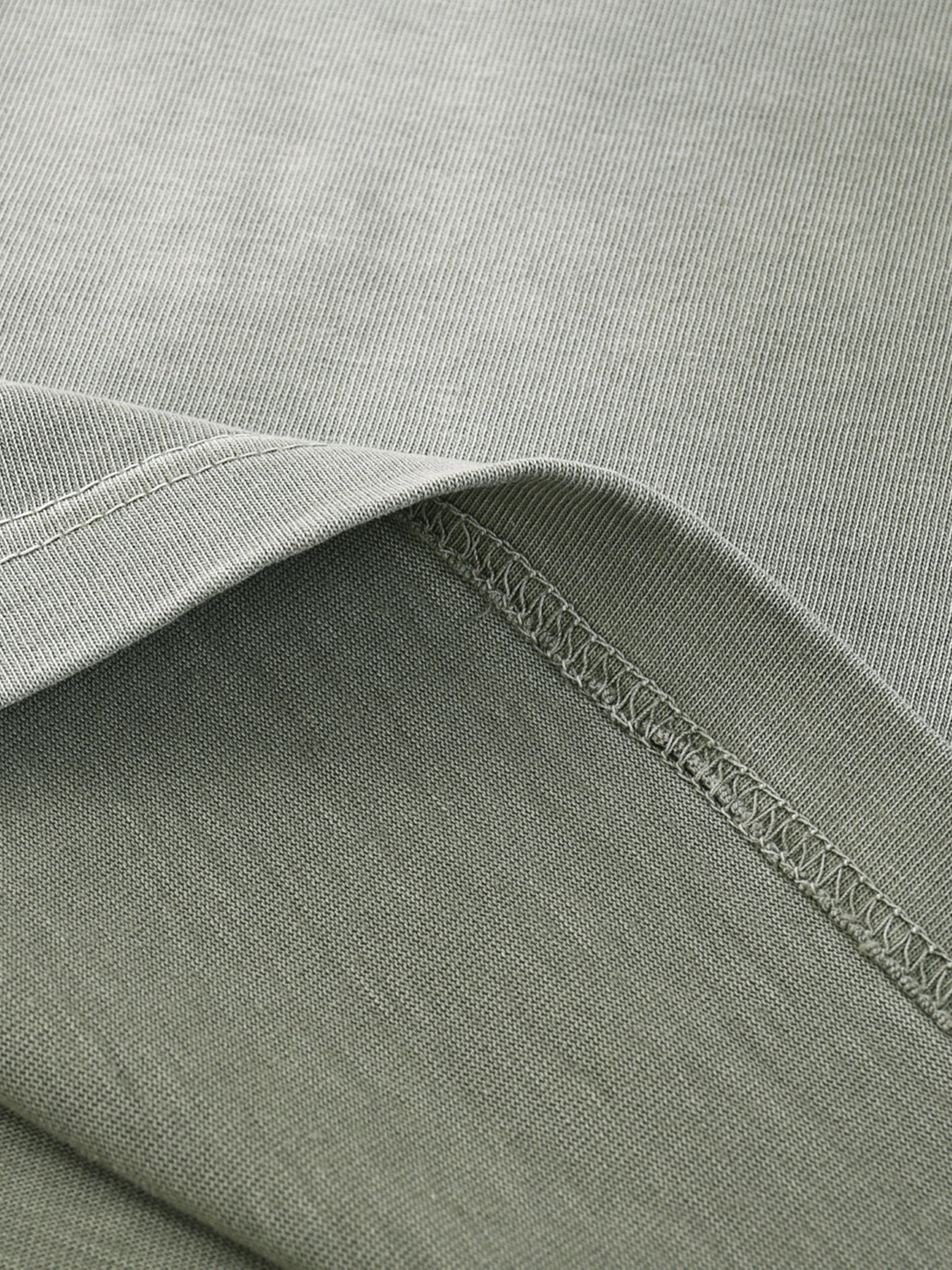 street,t shirt,modern,man